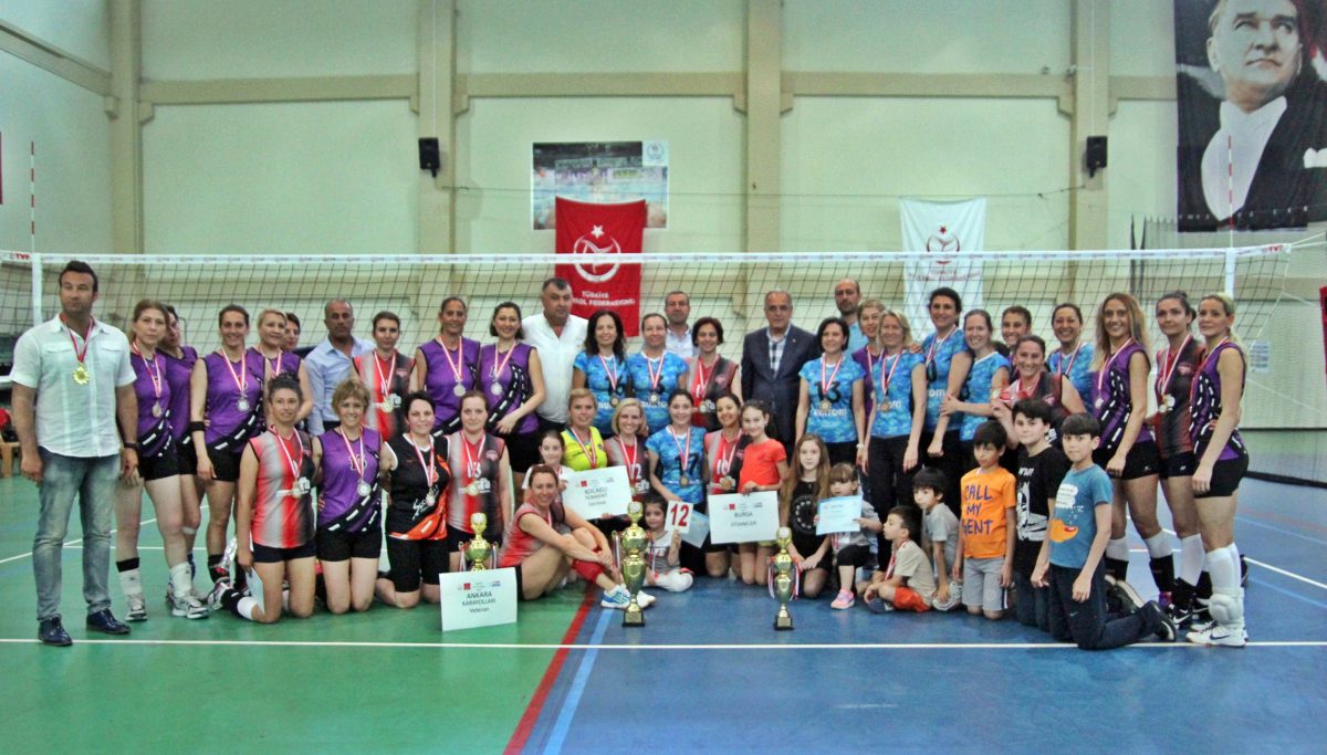 veteran sampiyonlar kupa ve madalyalarini aldi turkiye voleybol federasyonu tvf